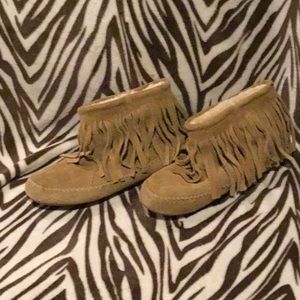 Lucky fringed suede moccasins with furry lining.